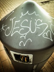 Un secchione dell'immondizia con la scritta "Jesus"