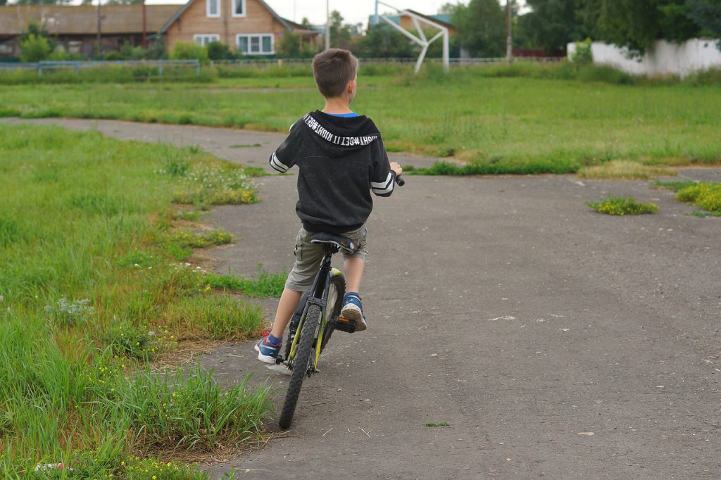 bambino in bicicletta